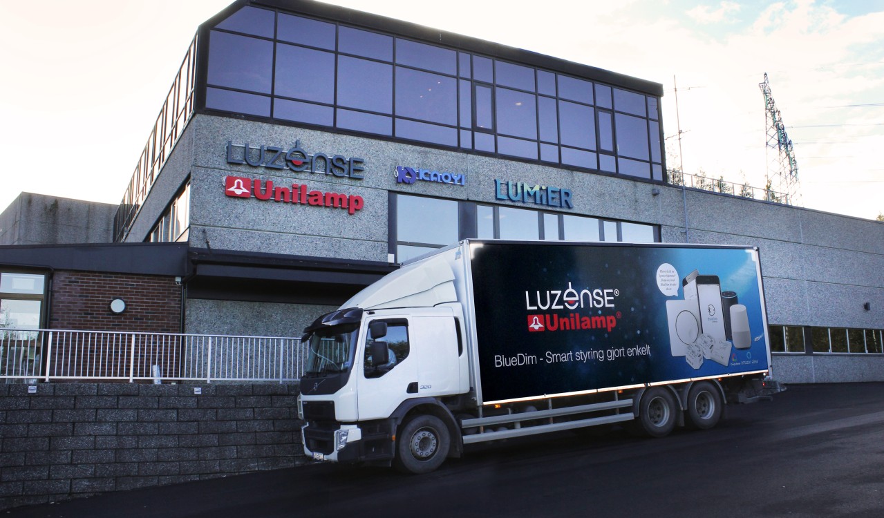 Kontorbygg med Unilamp-logo på vegg og Unilamp-lastebil parkert i front.