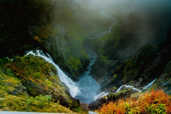 Kraftig fossefall, i grønn, norsk natur